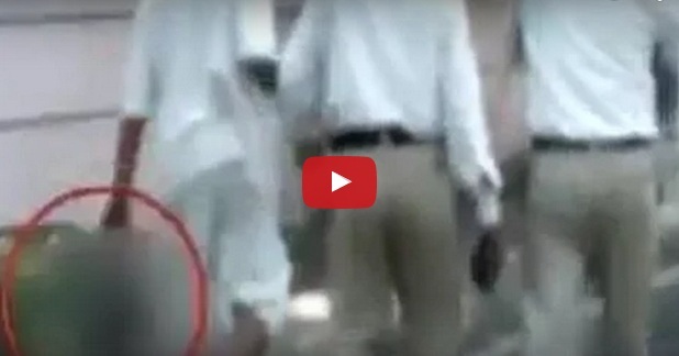 قطع رأس زوجته الخائنة وسار به في الشارع .. 