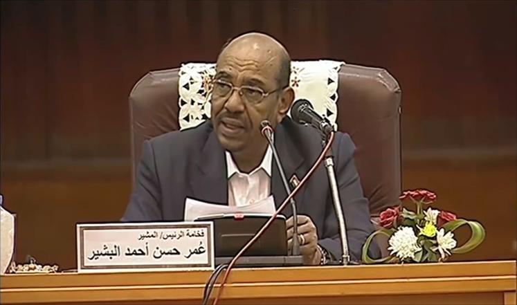 البشير يفتتح مؤتمر الحوار ويمد يده للمعارضة .. 