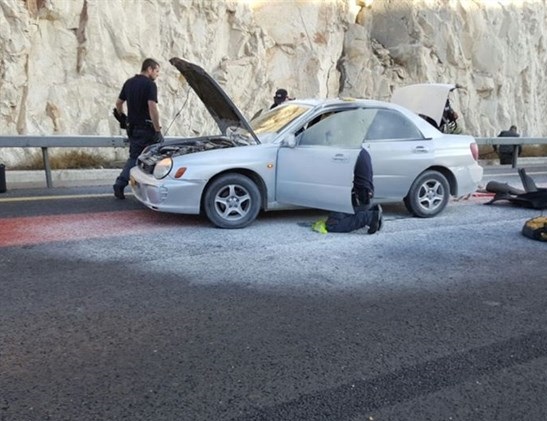 فلسطينية تحاول تفجير مركبتها  ..  صور