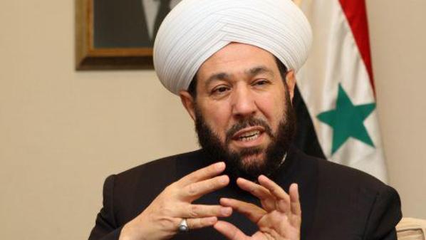 مفتي الاسد يشارك في تنصيب ملكة جمال سوريا - صورة