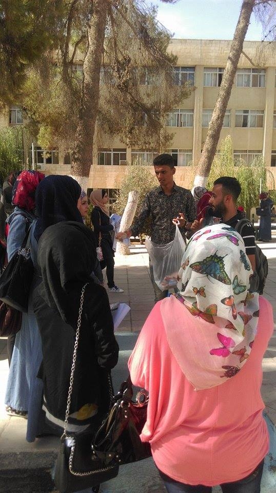 ضبط طلبة يوزعون ساندويشات زيت وزعتر بالاردنية! .. 