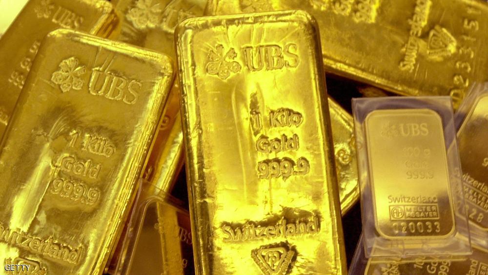 الذهب يهبط متضررا من صعود الدولار