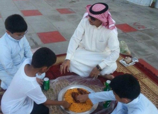 معلم سعودي وتلاميذه يشعلون مواقع التواصل