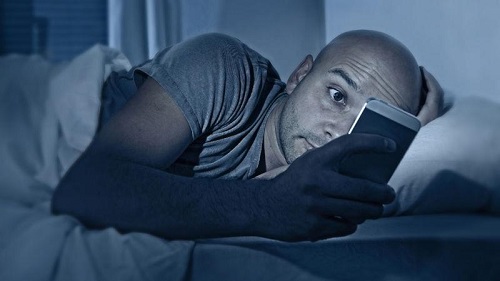 متابعة الغرباء على مواقع التواصل تسبب الإكتئاب
