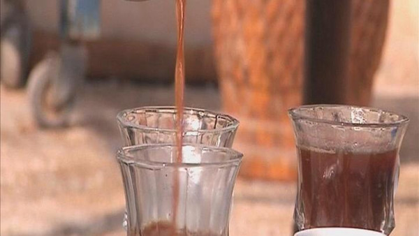 بالفيديو ..  قهوة فلسطينية من التمور ومواد غذائية مفيدة 