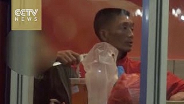 رجل يحاول خطف إمرأة داخل مطعم ..  فيديو