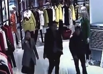 بالفيديو ..  لص يخفي جاكيت  فرو بقيمة 7500 دولار في بنطاله
