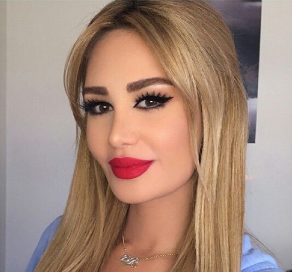 استوحي إطلالتك من مصممة الأزياء داليدا عياش .. صور 
