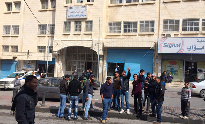 طلبة يحتجون على قرار امتحان التوجيهي