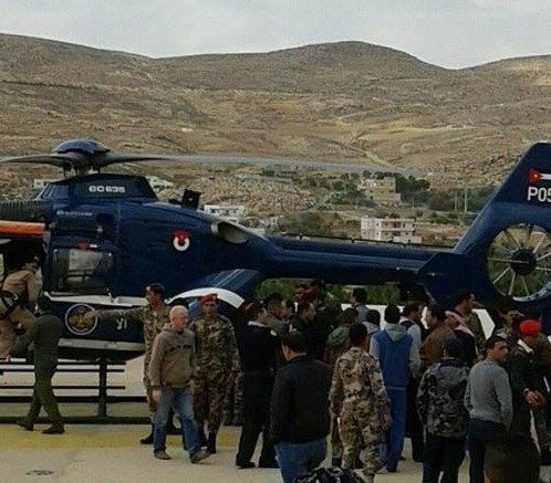 انقاذ شاب سقط في أحد الأودية بالطفيلة .. صور