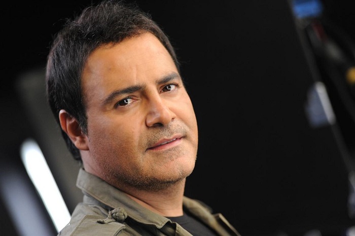 عاصي الحلاني يقبل يد إيميه صياح  .. صورة