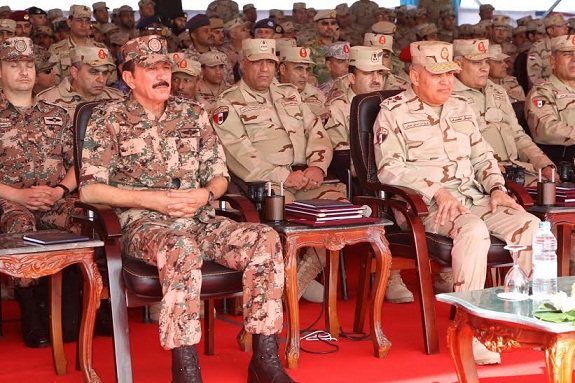 الزبن يعود من مصر بعد متابعة تمرين العقبة 2015 - صور