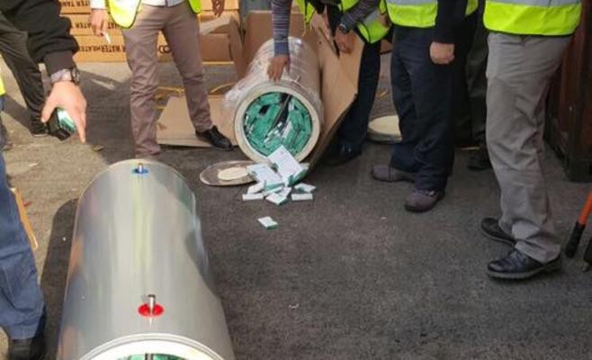 إحباط تهريب 2600 كروز سجائر .. صور