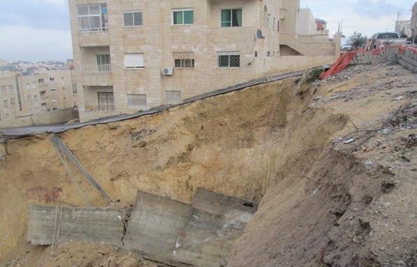 إخلاء 12 شقة تخوفاً من انهيارها