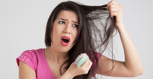 تعرفي على أبرز مسببات الصلع لدى النساء .. 