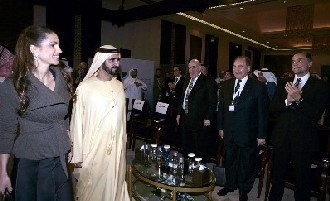 الملكة رانيا تطلع على مجسمات مشاريع السعديات في قصر الإمارات