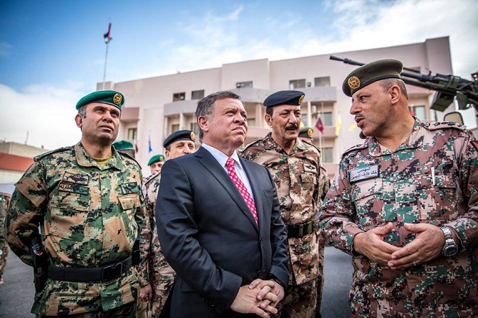 الملك يشيد بجاهزية القوات المسلحة ..  صور