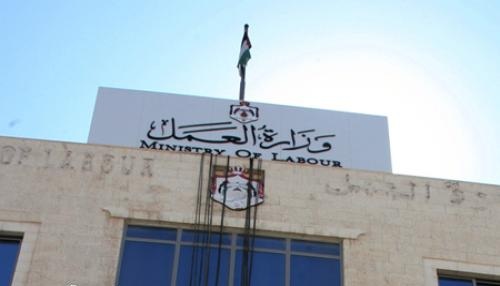 اعفاء حملة الجوازات المؤقتة من رسوم تصاريح العمل