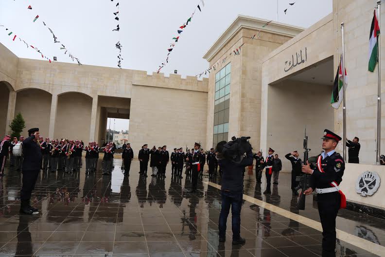 رفع علم الثورة على مبنى مديرية الأمن العام