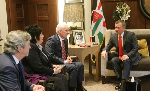 الملك يؤكد أهمية إعادة الزخم للعملية السلمية