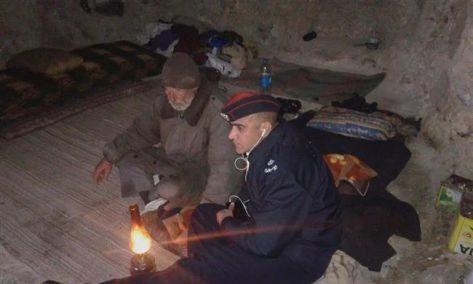 مسن يعيش في مغارة بإربد‎ .. 