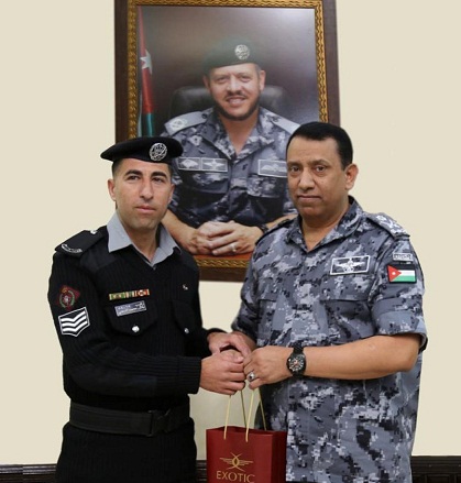 تكريم دركي لأمانته .. 