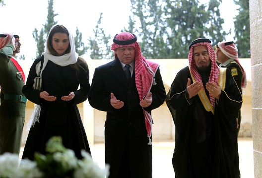 الملك والملكة يزوران ضريح الحسين ..  فيديو