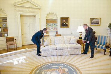 اوباما يقوم بترتيب المقاعد في المكتب البيضاوي