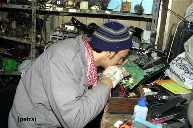 شاب يعمل باسنانه متحديا اعاقة  بتر اصابع من يديه 