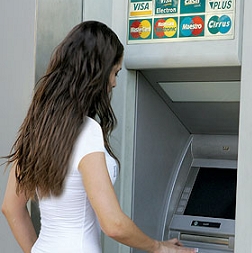 احباط محاولة استخدام بطاقات سحب آلي مزورة من بنوك محلية