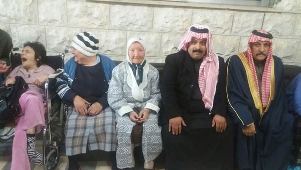 وفد حزبي يزور دار الامل للمسنين  ..  صور