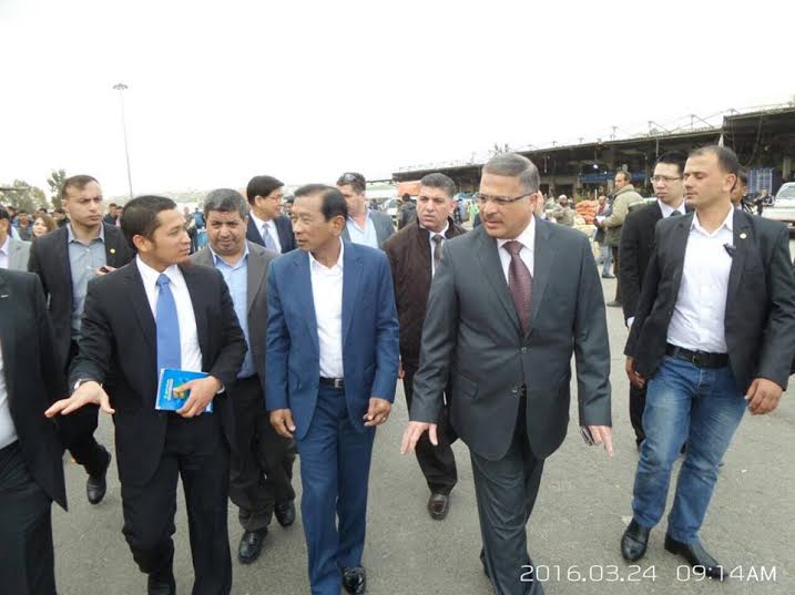 وزير الزراعة التايلندي يزور السوق المركزي