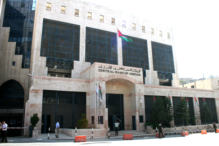 انخفاض اسعار الفائدة على ادوات السياسة النقدية 