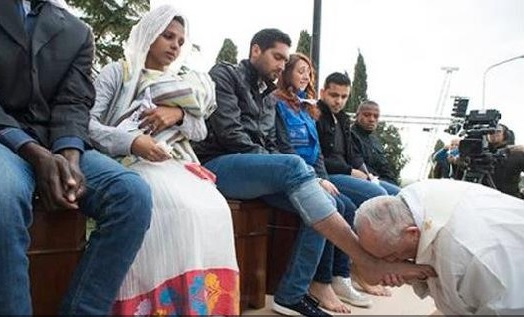 بابا الفاتيكان يجثو على الأرض ويقبّل قدم لاجئ سوري - صور