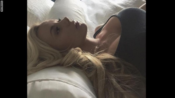 ممثلة أفلام جنسية سابقة ترسل رسالة إلى الفتيات - ماذا قالت؟