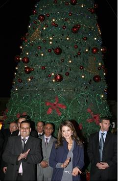 الملكة رانيا تضيء أطول شجرة لعيد الميلاد المجيد 
