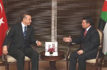 الملك يبحث مع اردوغان التحركات العربية والدولية لوقف العدوان الإسرائيلي