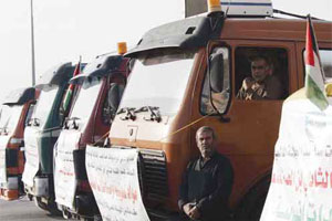 16 شاحنة مساعدات تعبر جسر الملك حسين الى غزة