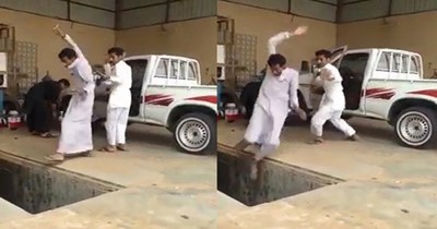 شاب سعودي اراد ممازحة صديقه فدفعه في حفرة زيت - فيديو