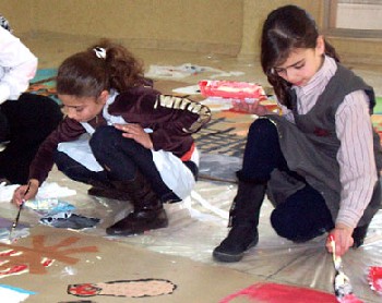 أطفال الأردن يرسمون جدارية ضخمة تضامنا مع غزة