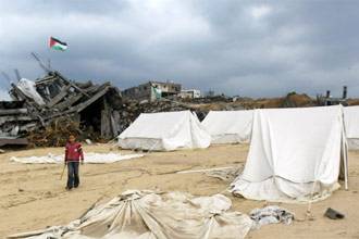 عشرات الشبان بغزة يقضون ليلة الدخلة في الخيم بتمويل خليجي