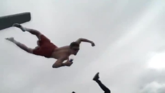 بالفيديو ..  شاب يقفز من الطائرة بلا مظلة 