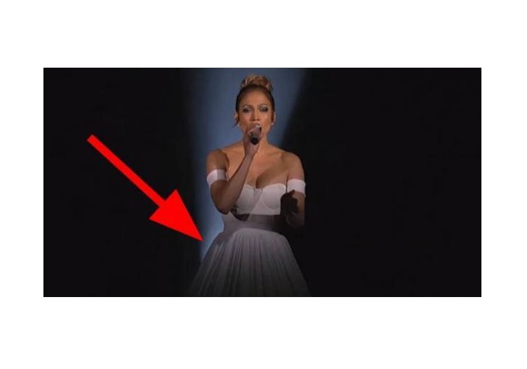 جينيفر لوبيز تصطدم الجمهور بفستانها بعد انطفاء الأضواء  ..  فيديو