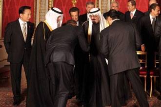 انحناءة أوباما للعاهل السعودي تثير ريبة معارضيه من علاقته بالمسلمين