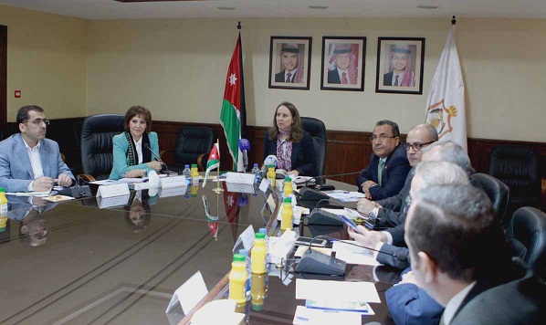 الصناعة تطلق 8 خدمات الكترونية