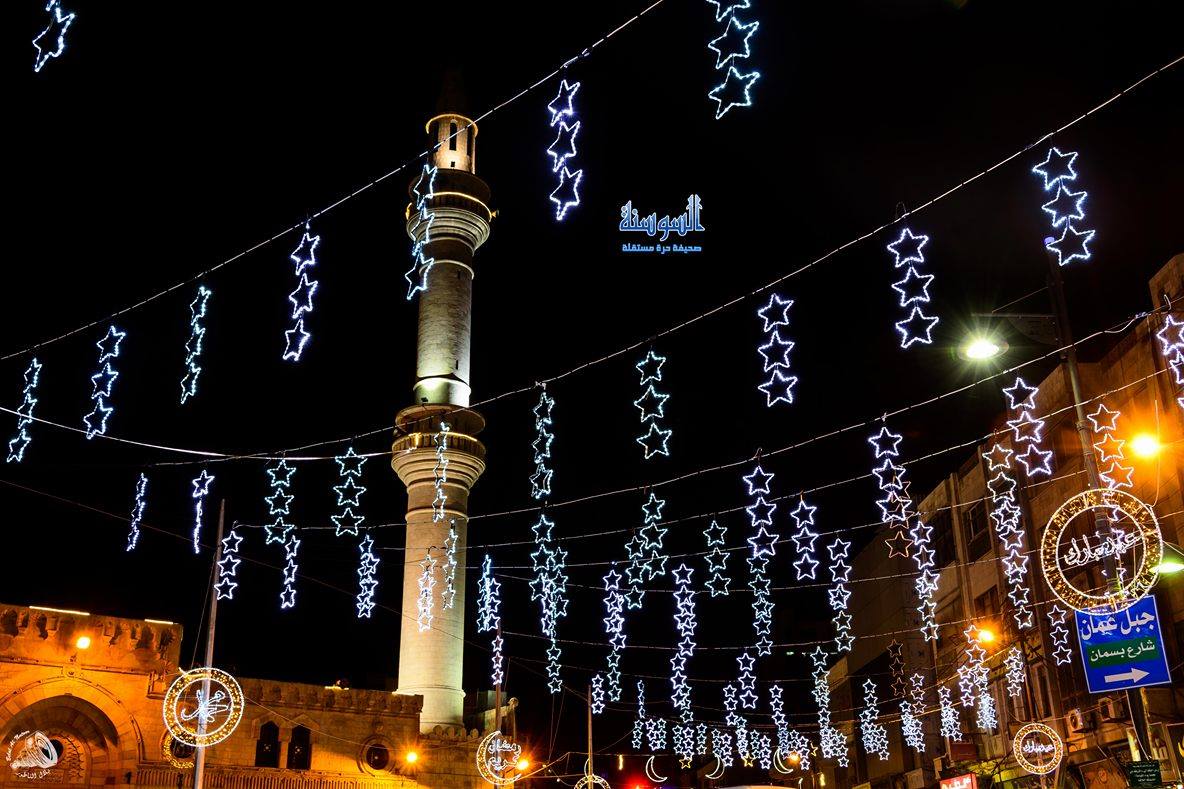 رمضان يلقي بزينته على عمان