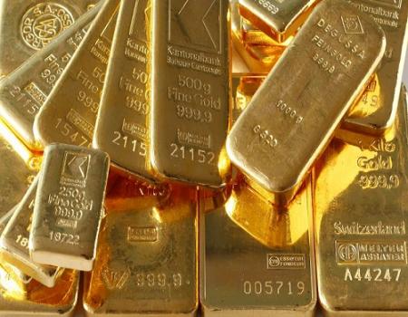 الذهب يتراجع عن أعلى مستوى عامين
