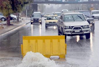 مساعدة 13عائلة داهمت السيول بيوتها