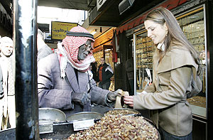 وفاة أبو احمد النيروبي بائع الفستق ..  أحد معالم عمان القديمة 