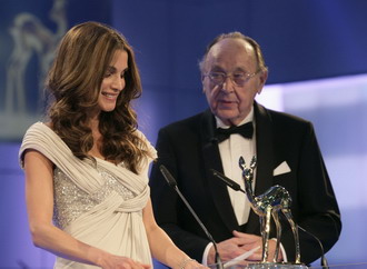 الملكة رانيا تتسلم في المانيا جائزة  بامبي  الانسانية السنوية 